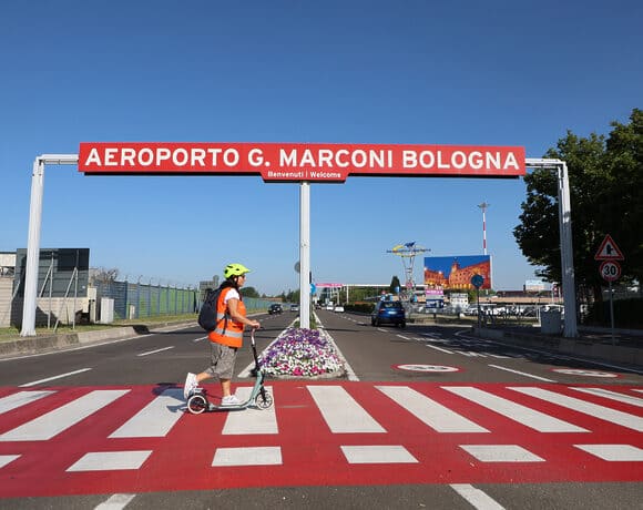 Bologna pedala fino al terminal: il rinnovo della certificazione Azienda Bike Friendly dell’Aeroporto Marconi