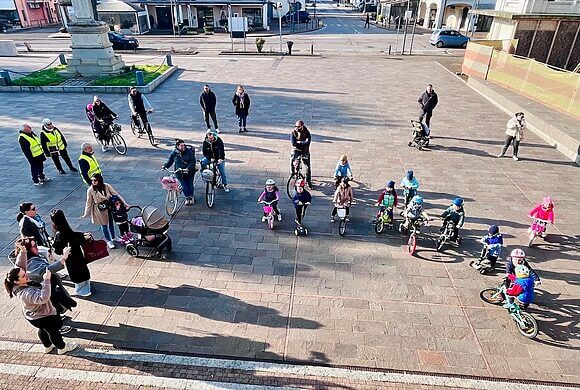 Bike to school, ripartiamo dai più piccoli. Breve lezione per costruire la città “bambina”