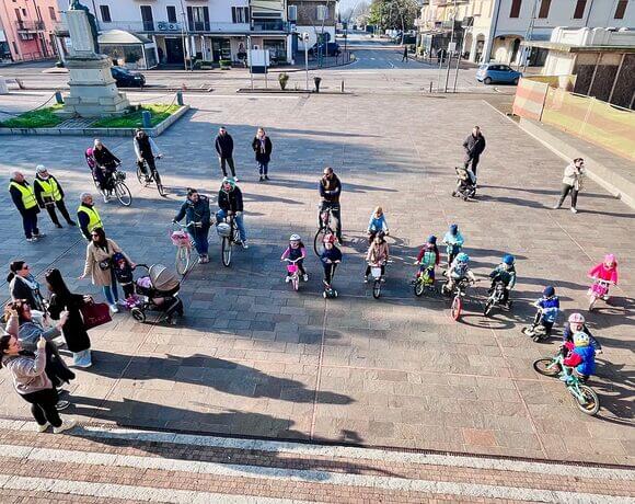Bike to school, ripartiamo dai più piccoli. Breve lezione per costruire la città “bambina”