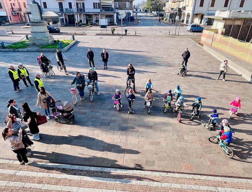 Bike to school, ripartiamo dai più piccoli. Breve lezione per costruire la città “bambina”